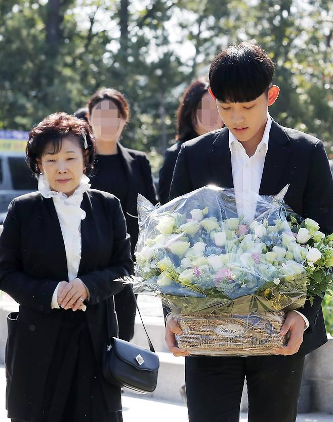 2일 오전 경기도 양평군 갑산공원묘역에서 열린 故 최진실의 10주기 추모식에 고인의 아들 최환희 군(오른쪽)과 모친 정옥숙 여사가 참석하고 있다. [뉴스]