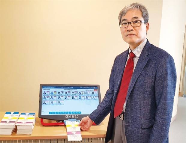 정진복 미루시스템즈 대표가 전자투개표 시스템에 대해 설명하고 있다.  /김기만 기자
