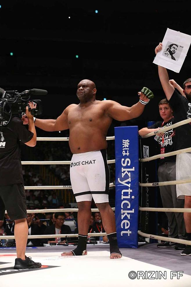 ▲ 밥 샙은 지난달 30일 일본 라이진에 고 이왕표의 얼굴 그림을 들고 나가 그의 안타까운 죽음을 추모했다. ⓒ라이진