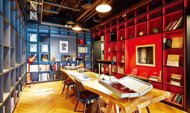 지상 6층 ‘오피스 코어’에 위치한 ‘디자인 라이브러리’. KEB하나은행 강남PB센터 고객을 위한 회원제 공간으로 세계적으로 희귀한 디자인 관련 책자를 읽으며 휴식을 취할 수 있는 공간이다.