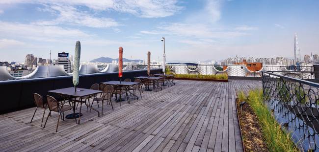 지하 1층 성큰가든. 편안하게 담소를 나누며 커피 한잔 나눌 수 있는 다양한 공간이 마련돼 있다.