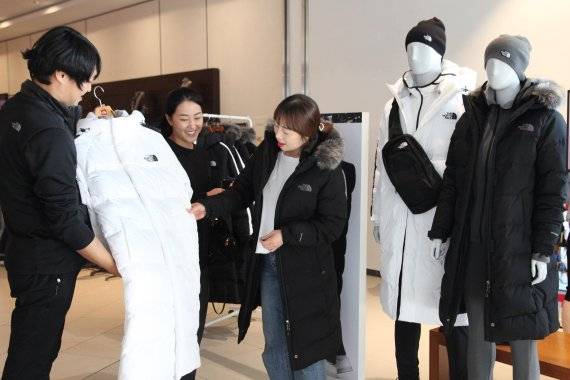 부산 해운대 우동의 신세계백화점 센텀시티점이 이달 말까지 3층에서 운영하는 '노스페이스 패딩 팝업스토어'에 고객들이 방문해 둘러보고 있다.