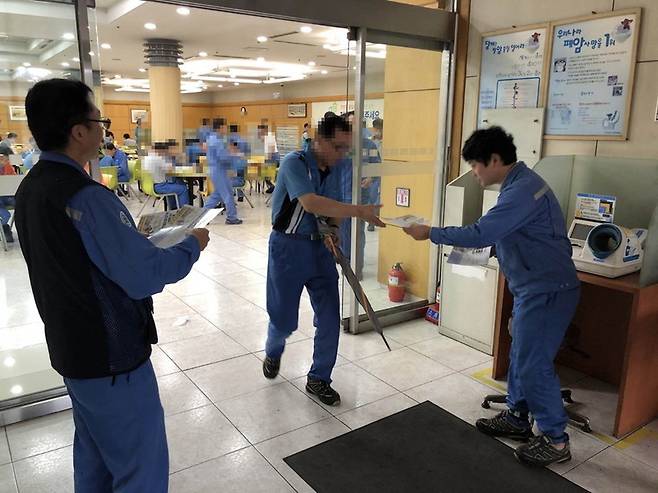 지난달 17일 공식 출범한 금속노조 포스코지회 조합원이 구내식당에서 동료 노동자들에게 유인물을 나눠주고 있다. 포스코지회 제공