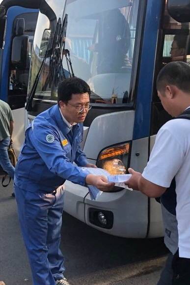 출퇴근버스 승하차장에서 금속노조 포스코지회 조합원이 동료 직원들에게 새 노조에 대한 안내문을 건네고 있다. 포스코지회 제공