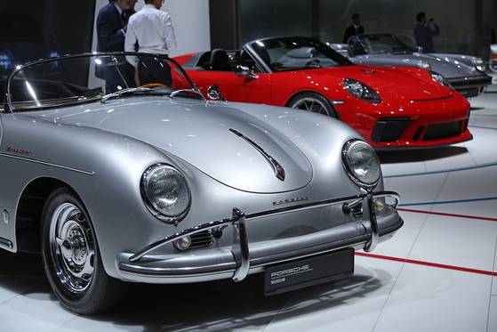 포르쉐의 3가지 모델이 나란히 전시되어 있다. 포르쉐는 페이스리프트한 신형 마칸을 파리 무대에서 공개했다.[UPI=연합뉴스]