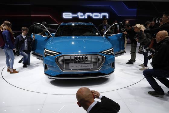 이트론에는 사이드미러가 없다. 대신 날개모양의 카메라를 달아 실내 문짝 안쪽에 있는 모니터를 통해 후방을 볼 수 있다. 실내는 신형 A7과 비슷한 사양을 가지고 있다.[EPA=연합뉴스]