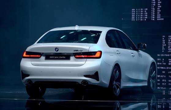 디젤 엔진을 단 320d 뒷 모습. 7세대 3시리즈 모델은 올해 말부터 출시된다.[AFP=연합뉴스]