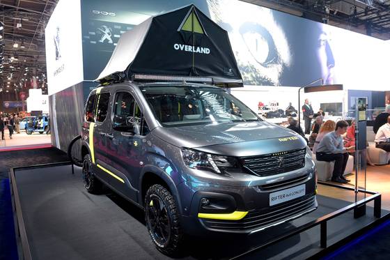 푸조의 소형밴 리프터. 레저활동에 적합한 차량답게 지붕 위에 천막을 설치해 등장했다.[AFP=연합뉴스]