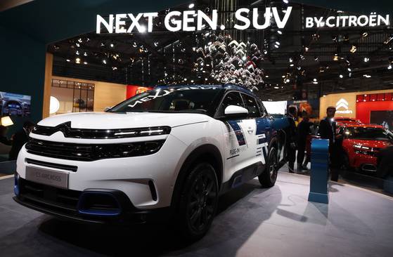 스트로엥의 첫 플러그인 하이브리드 'C5 에어크로스'. 시트로엥의 고급 브랜드 DS의 SUV 모델인 DS3은 이번 모터쇼의 의전차량으로 사용되고 있다.[EPA=연합뉴스]