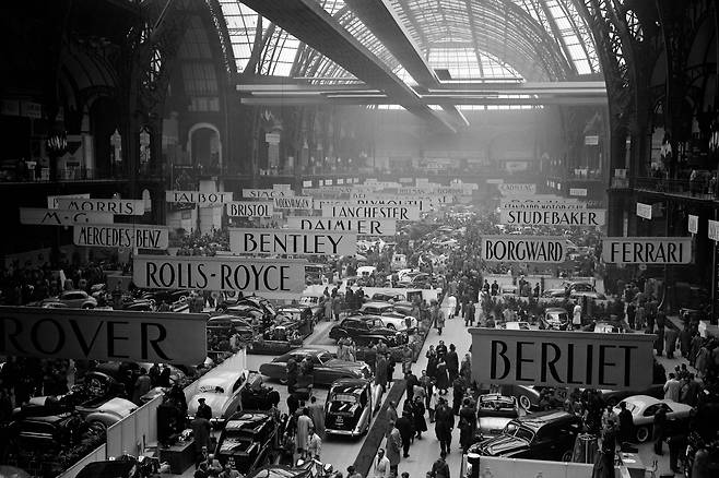 1952년 10월 2일 열린 '39회파리 국제모터쇼'. 페라리, 벤틀리, 벤츠 등 낯익은 자동차 브랜드가 즐비하다.2년마다 열리는 파리모터쇼는 제네바모터쇼,디트로이트모터쇼 등과 함께 세계 5대 모터쇼로 꼽힌다. [AFP=연합뉴스]