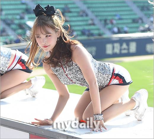 [MD포토] 치어리더 윤영서 '앙큼 고양이 눈빛'