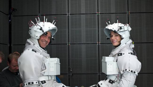 영화 ‘그래비티’의 두 주인공 산드라 블록(오른쪽)과 조지 클루니는 우주 공간에서 표류하는 인간의 공포를 실감 나게 연기했다.