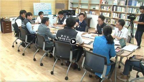 SNS 라이브방송하는 이재명 경기지사 [경기도청 제공]