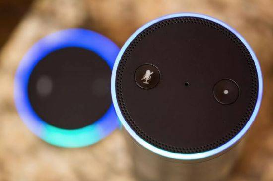 아마존 에코와 에코닷 스피커. (사진=씨넷)