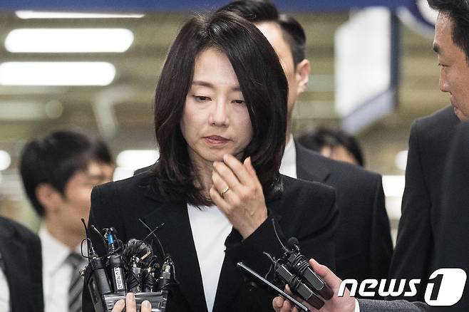 조윤선 전 청와대 정무수석이 5일 서울 서초구 중앙지법에서 열린 '화이트리스트' 직권남용 권리행사방해 등 선고 공판을 마친 후 법원을 나서고 있다. 서울중앙지법 형사합의28부는 이날 박근혜 정부의 불법 보수단체 지원 혐의(화이트리스트) 등으로 기소된 김기춘 전 대통령 비서실장에게 징역 1년6개월을, 조윤선 전 청와대 정무수석에게 징역1년 집행유예2년을 선고했다. 2018.10.5/뉴스1 © News1 유승관 기자