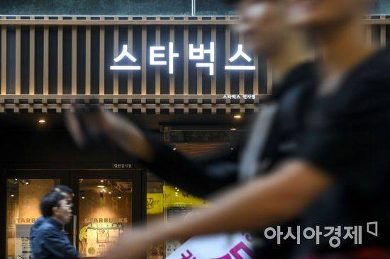 서울 인사동거리에 위치한 커피전문점 스타벅스 간판이 한글로 표기되고 있다./강진형 기자aymsdream@