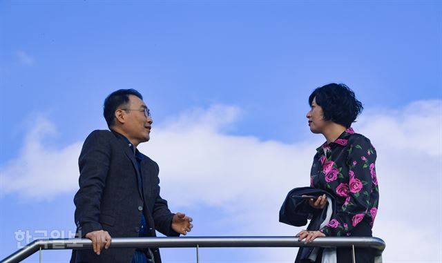 김영민 교수의 다리가 길다는 걸, 김민정 시인이 알아챘다. 김 교수는 "그런 건 좀 써 달라"고 했다. 류효진 기자