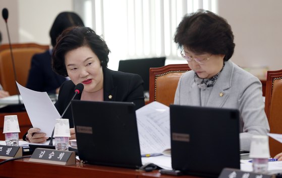 윤종필 자유한국당 의원(왼쪽)이 지난 2017년 국회 회의에서 질의하고 있다.[뉴스1]