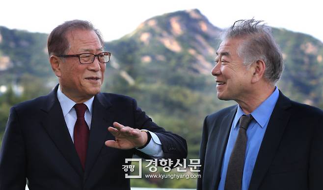 정세현 전 통일부 장관(왼쪽)과 문정인 대통령 통일외교안보 특별보좌관이 지난 1일 경향신문 창간 72주년 특별대담에 앞서 멀리 인왕산이 바라보이는 경향신문 옥상에서 이야기하고 있다. 이상훈 선임기자