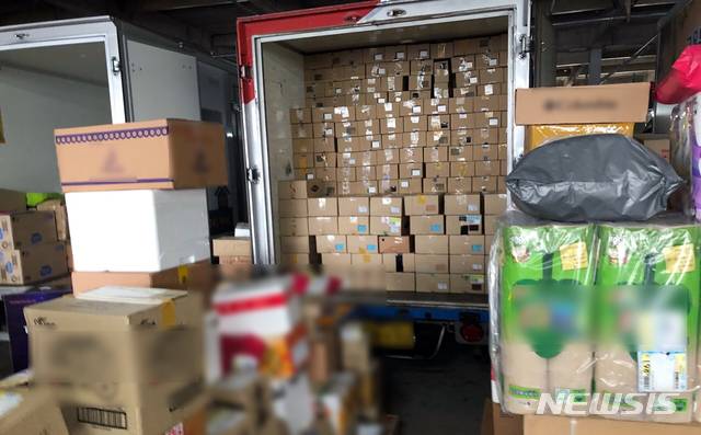 【부산=뉴시스】 하경민 기자 = 부산 경찰이 동구의 한 택배회사 물류센터에서 1시간 동안 수색을 벌여 홀몸노인의 목돈이 든 택배상자를 찾아냈다. 2018.10.05. (사진=부산경찰청 제공)yulnetphoto@newsis.com