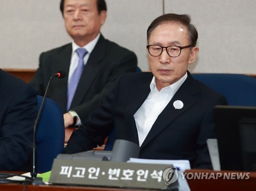 이명박 전 대통령 첫 재판 시작 기다리는 이명박      (서울=연합뉴스) 한상균 기자 = 뇌물수수와 다스 횡령 등 혐의로 구속기소 된 이명박 전 대통령이 지난 5월 23일 오후 서울중앙지법에서 열린 첫 공판에 출석해 재판 시작을 기다리고 있다. 2018.5.23      xyz@yna.co.kr