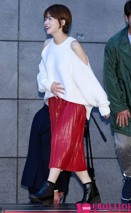 배우 류현경이 6일 오후 부산 해운대구 영화의 전당 씨네마운틴에서 열린 영화 ‘기도하는 남자’ 야외무대인사에 참석하고 있다.