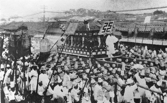 1919년 3월 고종황제의 장례 때 상여가 종로를 통과하고 있는 모습. 고종황제의 붕어를 계기로 전국 방방곡곡에서는 일제의 무단통치에 항거하는 3·1독립운동이 일어났다. 한국일보 자료사진