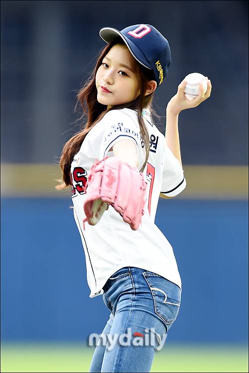 ▲ 아이즈원 장원영 '힘차게 던져요'