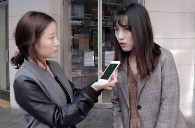 욱일기 게양에 반감이 든다고 답하는 중국인(오른쪽) 관광객 (사진=스냅타임)