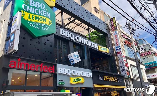 한글날을 하루 앞둔 8일 대구 동성로 곳곳에선 외래어와 국적불명의 간판들을 쉽게 찾아볼 수 있다. 2018.10.8/뉴스1 남승렬 기자© News1