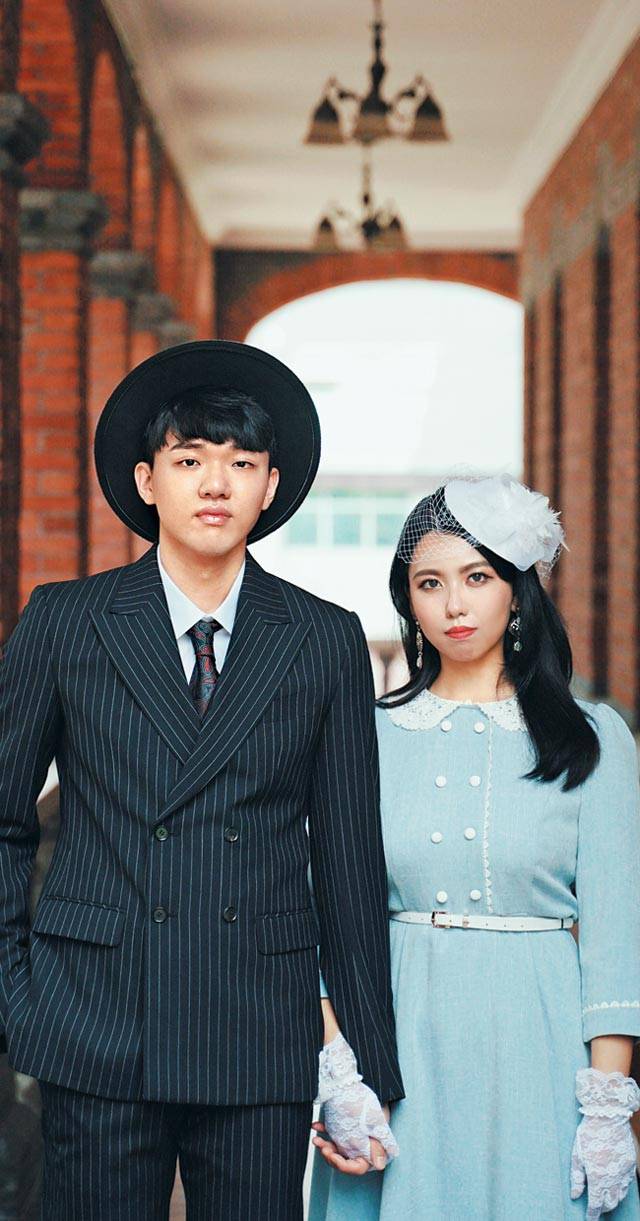 개화기풍의 원피스와 양복 정장을 빌려 입은 박지윤 커플이 덕수궁 중명전에서 기념사진을 찍었다. /박지윤씨 제공