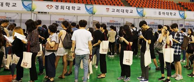 지난 8월 30일 서울 성동구 한양대 올림픽체육관에서 열린 로스쿨 공동 입시 설명회에서 상담을 받으러 온 학생과 학부모가 줄을 서 있다. /법학전문대학원협의회