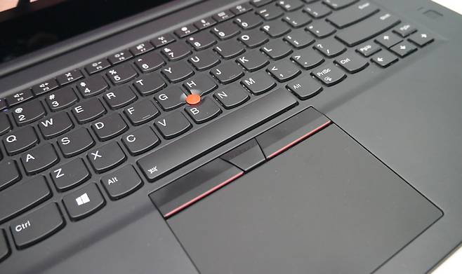 씽크패드 시리즈 특유의 트랙포인트