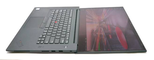 화면을 180도로 젖힐 수 있다