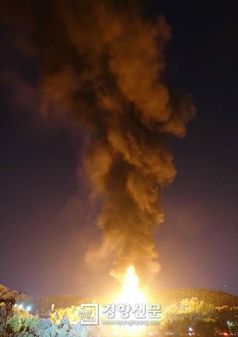 지난 7일 밤 경기도 대한송유관공사 고양저유소 휘발유 탱크에서 계속 불길이 치솟고 있다. 연합뉴스