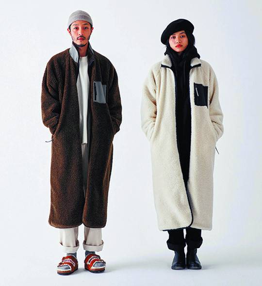 지난 겨울 완판 신화를 기록한 캐주얼 브랜드 ‘하이드아웃’의 ‘롱후리스’는 후리스와 롱패딩 등 두 가지로 연출이 가능하며 양면으로 입을 수 있다. 롯데백화점 제공