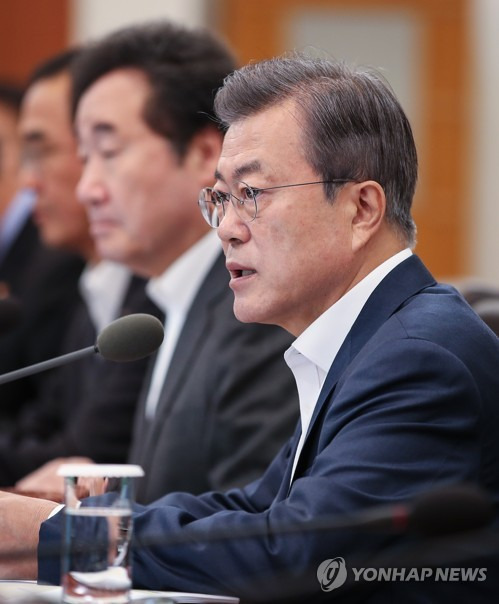 국무회의에서 발언하는 문 대통령 (서울=연합뉴스) 황광모 기자 = 문재인 대통령이 8일 오전 청와대에서 열린 국무회의에서 발언하고 있다.  2018.10.8      hkmpooh@yna.co.kr  (끝)
