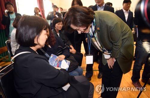 장애학생 학부모에게 허리숙여 인사하는 유은혜 부총리 (서울=연합뉴스) 임헌정 기자 = 유은혜 사회부총리 겸 교육부 장관이 사회복무요원의 장애학생 폭행사건이 벌어진 서울 도봉구 서울인강학교를 8일 방문, 학부모와 간담회를 하기에 앞서  인사하고 있다. 2018.10.8      kane@yna.co.kr
