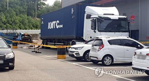 붉은불개미 발견된 물류창고[연합뉴스] [독자제공]
