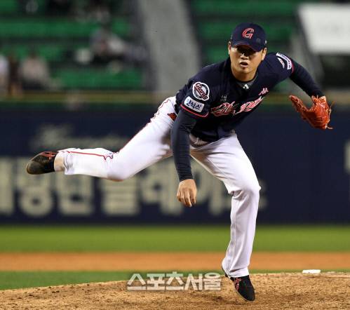 롯데 손승락이 18일 잠실 LG전에서 4-1로 앞선 9회 역투하고있다. 2018.09.18. 잠실 | 김도훈기자 dica@sportsseoul.com