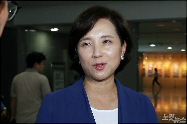 사회부총리 겸 교육부 장관에 지명된 유은혜 더불어민주당 의원이 30일 오후 서울 여의도 국회의원회관에서 취재진의 질문에 답하고 있다. (사진=윤창원 기자)