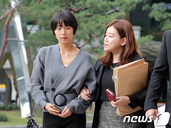 비공개 촬영회에서 노출사진을 강요당하고 성추행 당했다고 폭로한 유튜버 양예원씨가 10일 서울 마포구 서부지법에서 열린 공판에서 공개증언을 하기 위해 출석하고 있다. 2018.10.10/뉴스1 © News1 이재명 기자