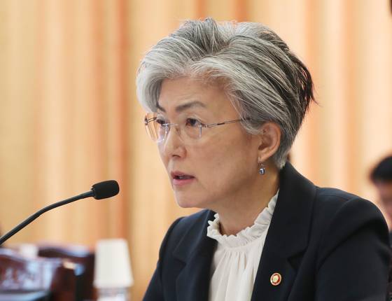 강경화 외교장관이 10일 서울 종로구 정부서울청사에서 열린 외교통일위원회 외교부, 한국국제협력단, 한국국제교류재단, 재외동포재단, 한·아프리카재단에 대한 국정감사에서 의원들의 질의에 답변하고 있다. 2018.10.10/뉴스1  <저작권자 © 뉴스1코리아, 무단전재 및 재배포 금지>
