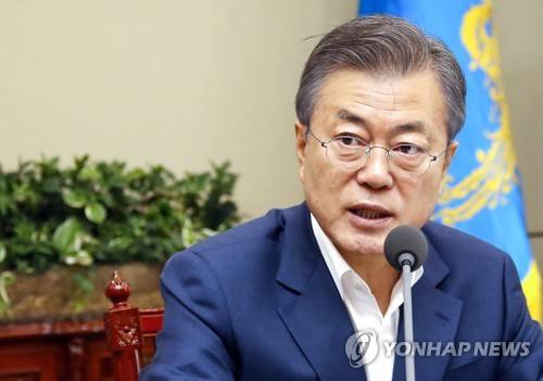 문 대통령, 수석ㆍ보좌관회의 (서울=연합뉴스) 배재만 기자 = 문재인 대통령이 10일 오전 청와대 여민관에서 열린 수석ㆍ보좌관회의에서 발언하고 있다. 2018.10.10      scoop@yna.co.kr  (끝)