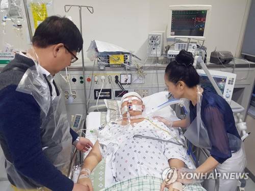 만취 음주 운전 치여 뇌사 윤창호 씨 (부산=연합뉴스) 조정호 기자 = 부산 해운대에서 만취한 운전자가 몰던 차량에 치인 윤창호 씨가 10일 넘게 병원 중환자실에서 누워 있는 모습. 지난 5일 윤 씨 부모가 뇌사상태인 아들의 손을 잡으며 안타깝게 바라보고 있다. 2018.10.8      ccho@yna.co.kr (끝)