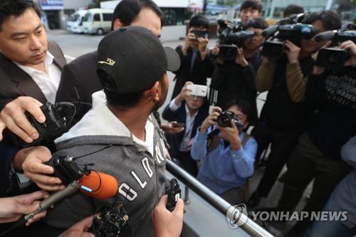 풀려나는 고양 저유소 화재 사건 피의자 (고양=연합뉴스) 임병식 기자 = 10일 오후 경기 일산동부경찰서에서 고양 저유소 화재 사건 피의자 A(27·스리랑카)씨가 유치장에서 풀려나고 있다.       이날 검찰은 A씨에 대한 구속영장을 법원에 청구하지 않기로 결정했으며 A씨는 긴급체포된 지 48시간 만에 풀려났다.   andphotodo@yna.co.kr  (끝)