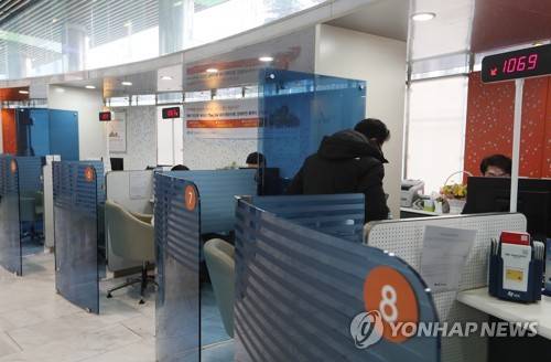 가상화폐 거래 실명제 첫날 은행 모습은? (서울=연합뉴스) 이지은 기자 = 가상화폐(암호화폐·가상통화) 거래 실명제가 시작된 30일 오전 서울 중구 IBK기업은행 본점에서 한 고객이 은행 업무를 보고 있다. 가상화폐 거래 실명제 도입으로 기존 가상화폐 거래소 이용자가 투자금을 입금하려면 거래소가 거래하는 은행과 같은 은행에 계좌를 개설해야 한다. 업비트는 기업은행, 빗썸은 농협은행과 신한은행, 코인원은 농협은행, 코빗은 신한은행과 거래하고 있다. 가상화폐 투자자들이 많아 실명제 도입에 따른 신규 계좌 개설 요청이 많을 것으로 예상됐으나 아직까지 은행 창구는 예년과 큰 차이를 보이지 않은 분위기다. 2018.1.30      photo@yna.co.kr