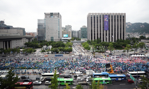 지난 8월 서울 광화문광장에서 전국 소상공인들이 최저임금 제도개선 촉구대회를 하고 있다. (사진= 연합뉴스)