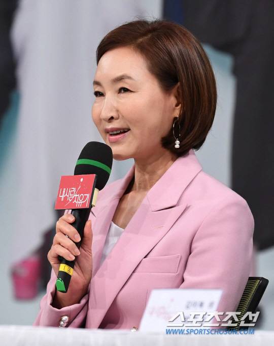 드라마 '내사랑 치유기' 제작발표회가 11일 오후 서울 상암동 MBC신사옥에서 열렸다.  제작발표회에서 배우 정애리가 인사말을 하고 있다.  '내사랑 치유기'는 착한 딸이자 며느리이자 아내이고 싶은 적이 한 번도 없었던, 그러나 식구들에게 그 한 몸 알뜰히 희생당한, 국가대표급 슈퍼 원더우먼의 명랑 쾌활 분투기다.  김경민 기자 kyungmin@sportschosun.com /2018.10.11/