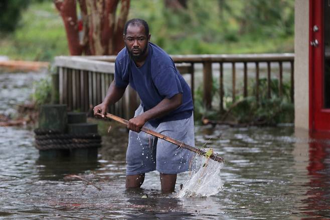 10일(현지시간) 미국 플로리다주 파나마시티에서 한 남성이 침수된 도로를 지나고 있다.｜EPA·연합뉴스